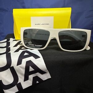 New White Marc Jacobs Sunglasses with Cloth and Case